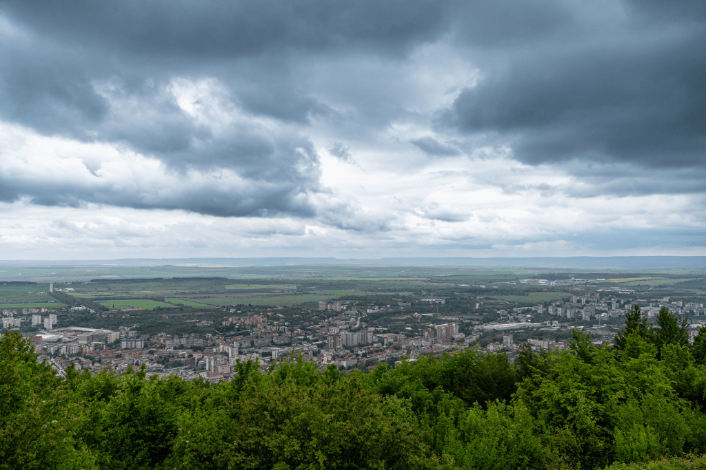 гледка към Шумен и района, разкриваща се от паметника 1300 години България