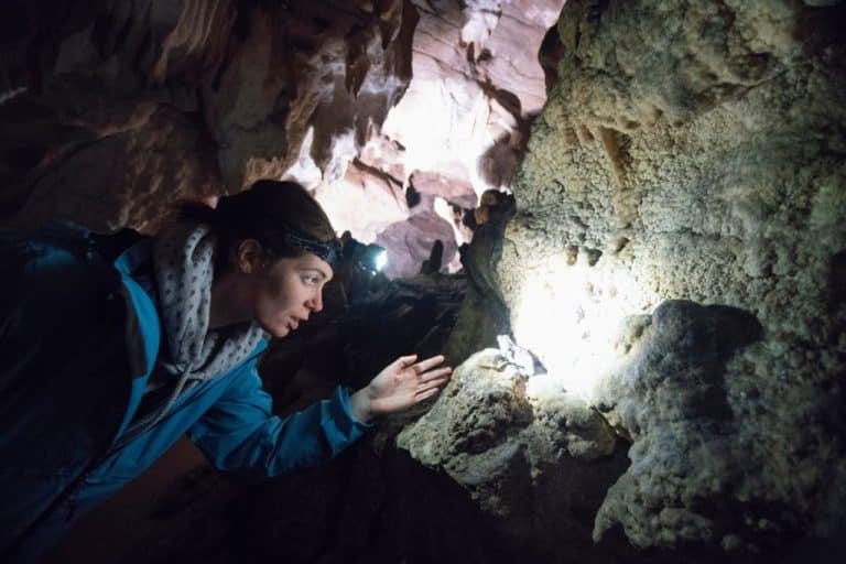 жена в пещера Зандана, позната и като пещера Бисерна
